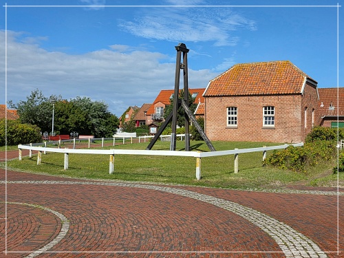Inselglocke und Alte Inselkirche auf Baltrum
